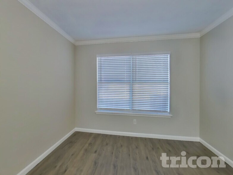 Building Photo - 12094 La Salle Oaks