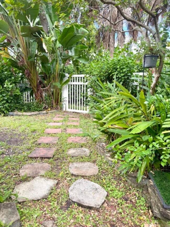 Building Photo - 488 Capistrano Dr