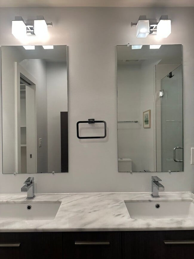 Building Photo - 1 Bedroom, 2 Bath Condo