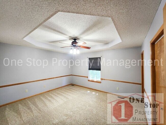 Building Photo - 4 bedroom, 2.5 bathroom, 2 car garage home...