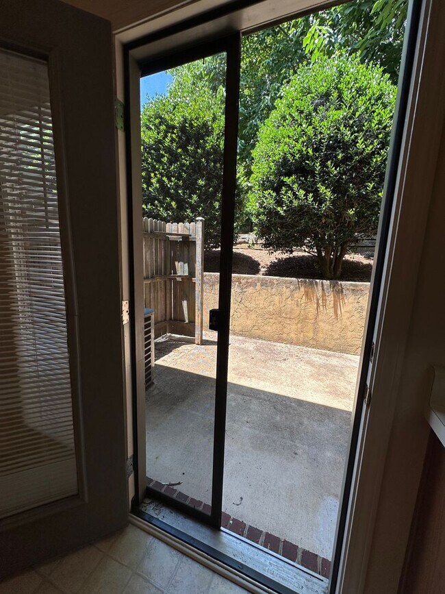 Building Photo - 2 Bed, 1.5 Bath Townhome in Prime Location...