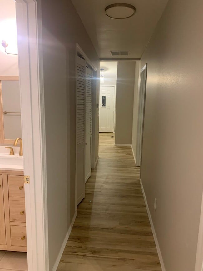 Building Photo - Beautiful updated 3 Bedroom 2 Bathroom Hom...