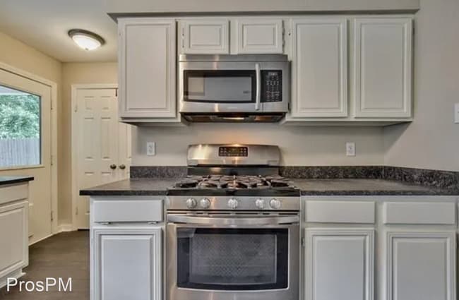 Building Photo - 5 br, 2.5 bath House - 2117 Summit Dr