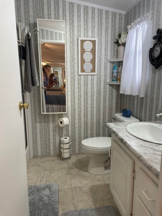 Building Photo - 16300 Pine Ridge Rd