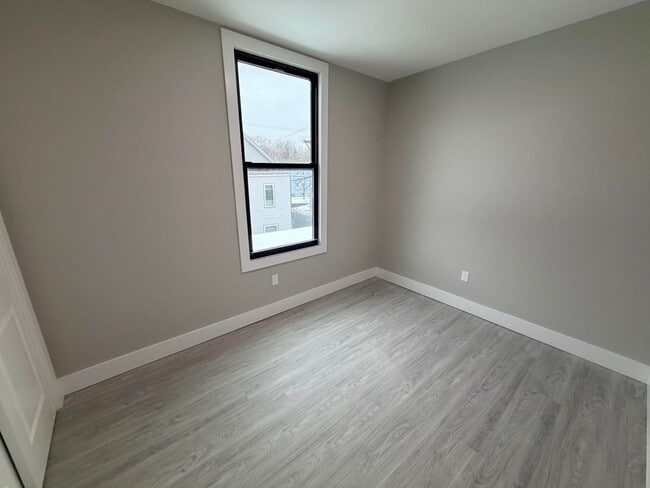 Building Photo - 194 N Lake Ave