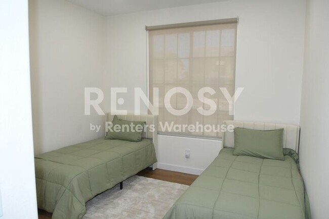 Building Photo - 3 Bedroom + Den Home with Pool & Putting Green – Pool Service Included!