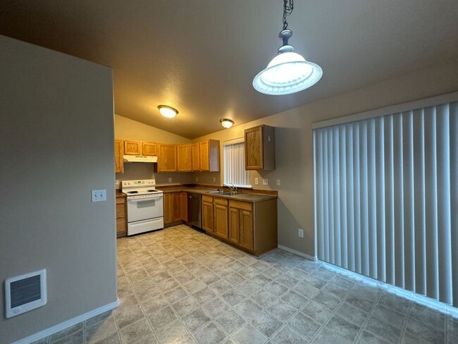 Building Photo - 3 Bedroom / 2 Bathroom Single Level Duplex in Madras