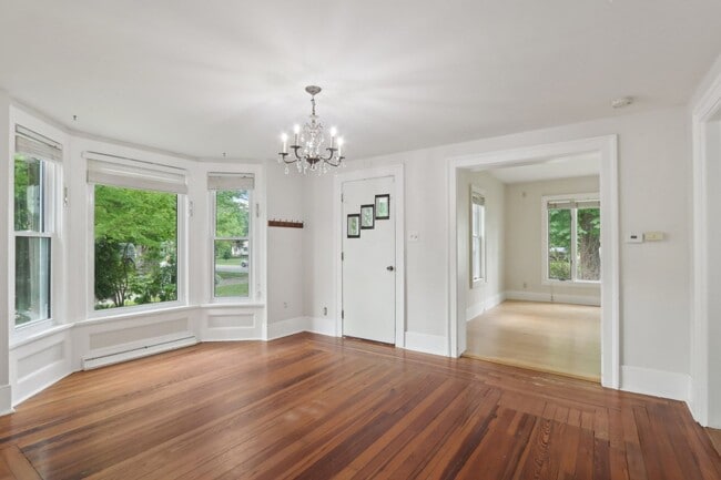Building Photo - Charming 3-Bedroom Home for Rent in Lake M...