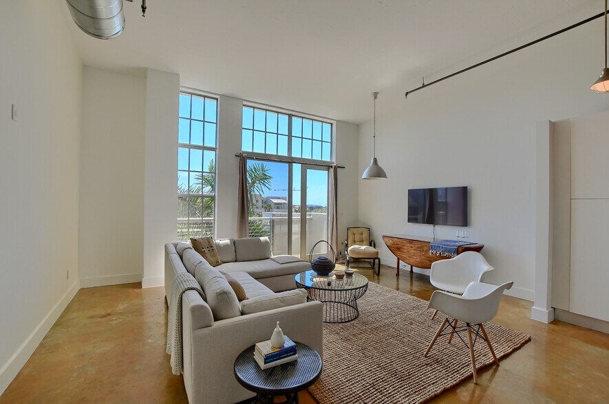 Building Photo - 180 NE 4th Ave