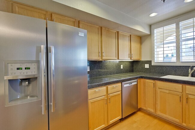 Building Photo - Downtown Mountain View l Stylish Home