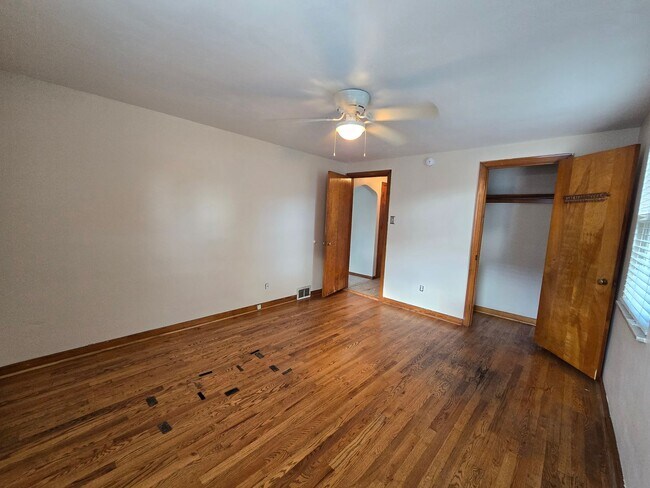 Building Photo - 305 Longview Dr