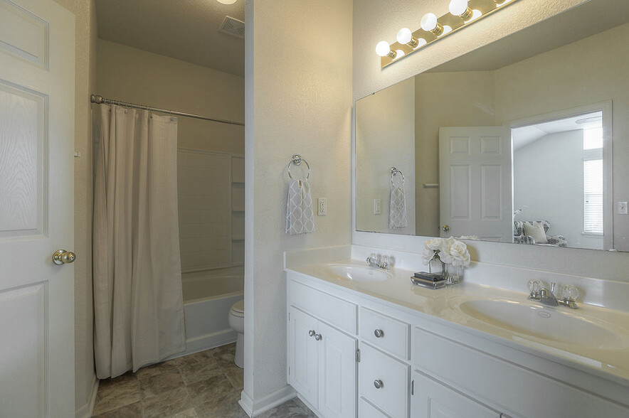 Willow Master Bath - 804 S Sumac St
