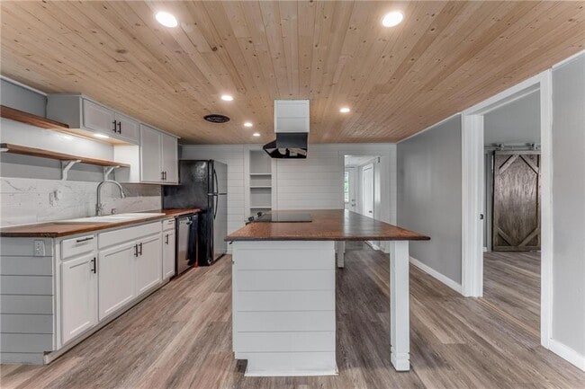 Building Photo - 301 Melton Dr
