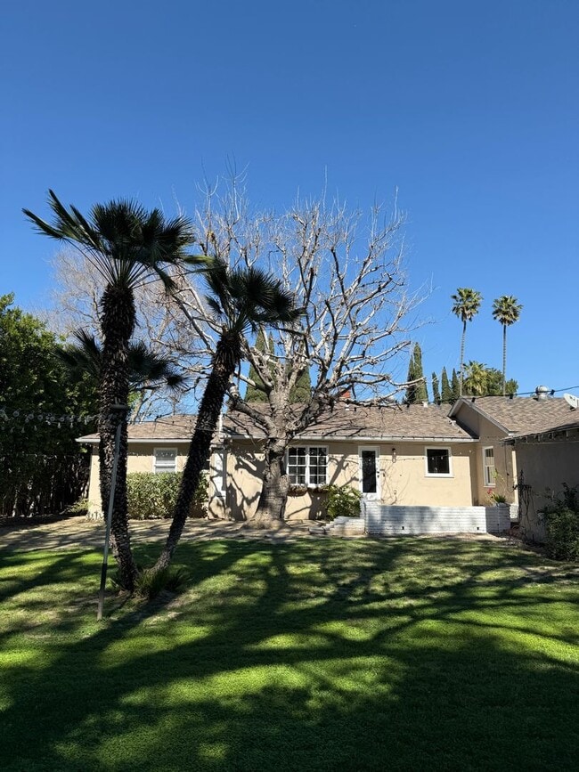 Building Photo - Beautiful, Ranch-Style, 4 Bedroom, 2 Bathroom Northridge Home Available For 1 Year Lease