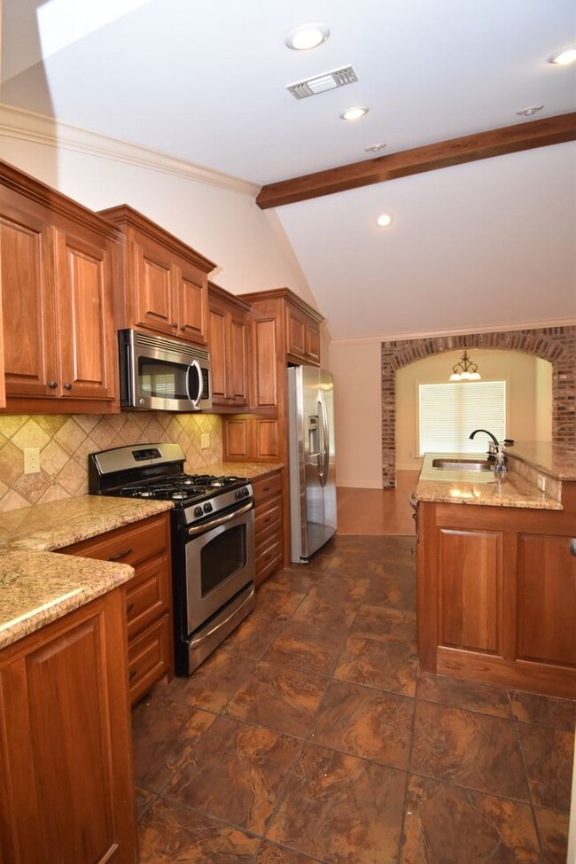 Building Photo - Spacious 3 Bedroom, 2 Bath Home