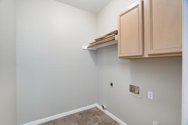 Building Photo - 1135 Disraeli Cir