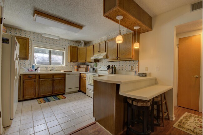 Building Photo - 49 Lake Dr