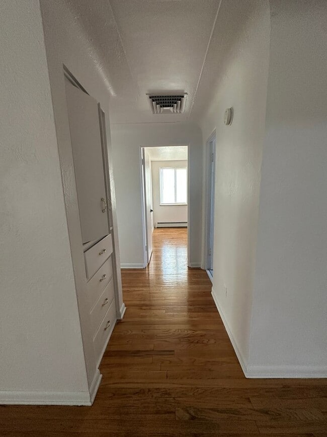 Building Photo - 4 bedroom 2 bathroom Sinlge Family House in metro Denver