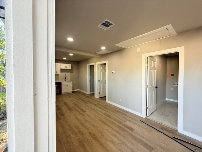 Building Photo - 2209 Gano St