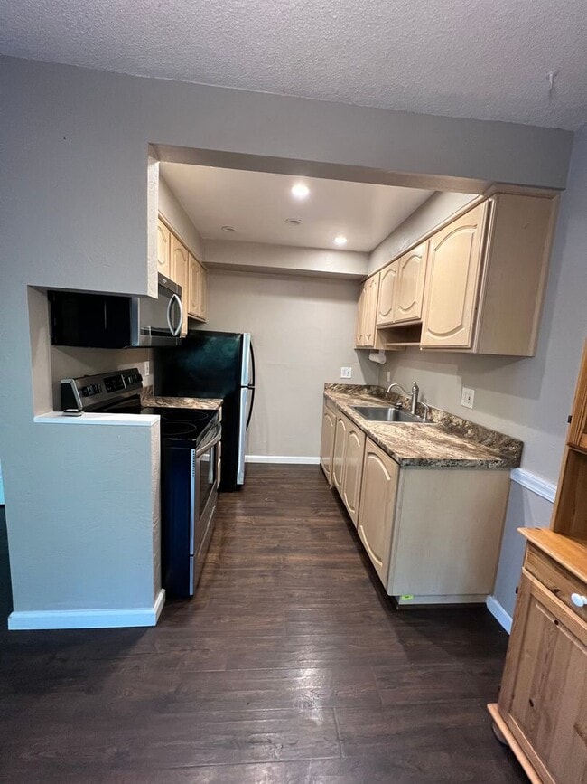 Building Photo - Two bedroom townhouse near Ashland Communi...
