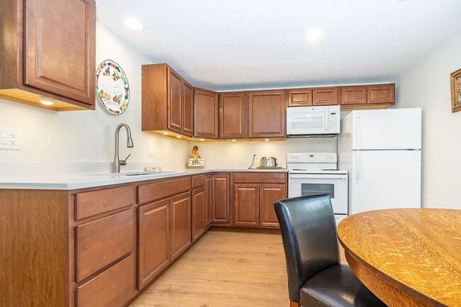 Building Photo - Centrally located one bedroom, one bath ho...