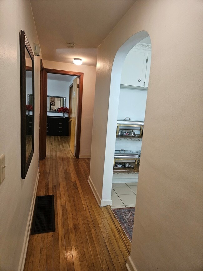 Building Photo - 12 Brookside Ave W