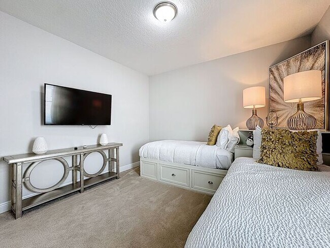 Building Photo - 8 Bedrooms 7 baths on a resort community