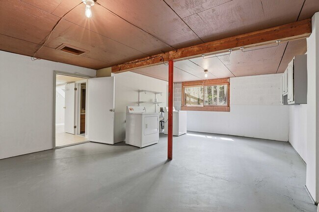 Building Photo - Private Home on 6 acres in Whitewater Schools!