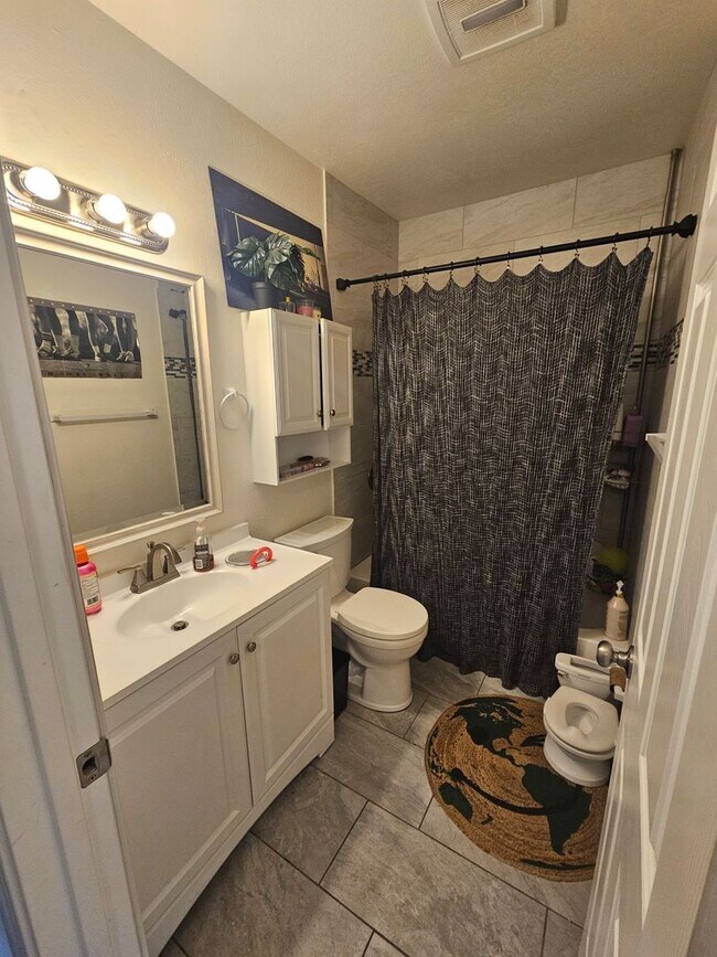 Building Photo - $1299 | 2BR/1BA | $85 Utilities | Charming...