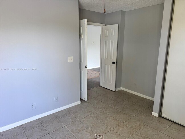 Building Photo - 2526 Carambola Cir N