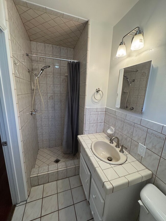 Building Photo - Charming 3 Bed, 2 Bath Single Family Home with Attached Garage and Spacious Backyard