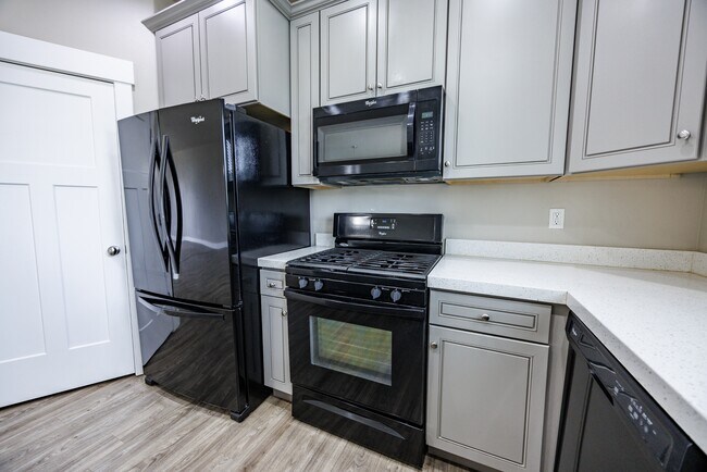 Building Photo - 972 S High Ridge Dr