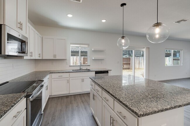 Building Photo - New 4 Bedroom Home with Next Gen Suite + S...