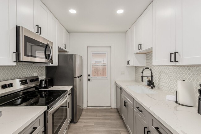 Building Photo - 6622 E Avalon Dr