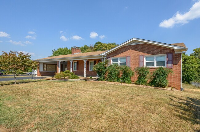 Building Photo - 101 Deerwood Rd