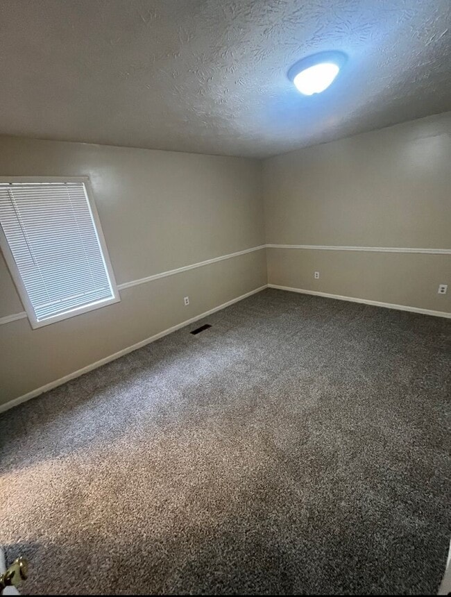 Building Photo - 3 Bed 1.5 Bath House