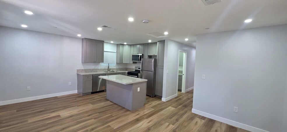 Building Photo - 1751 N Oxford Ave