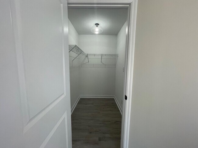 Building Photo - 5656 Racin Dr