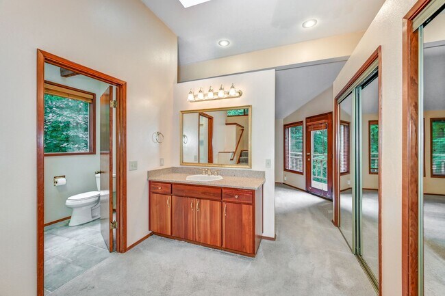 Building Photo - Great Home Tucked Away in Mirrormont on Tiger Mountain