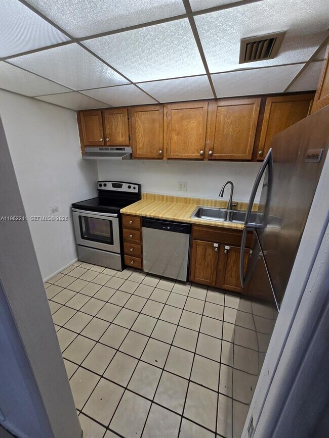 Building Photo - 3750 Inverrary Dr