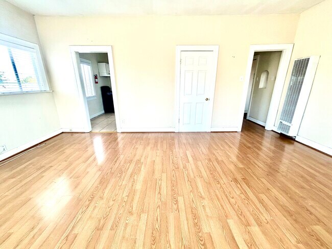 Building Photo - 715 E 23rd St