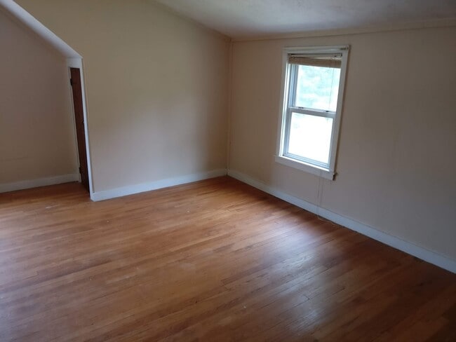 Building Photo - 4-Bedroom Home for Rent Summer 2026