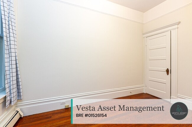 Building Photo - A Jaw-Dropping Light-Filled Three-Bedroom Home in the Heart of the City