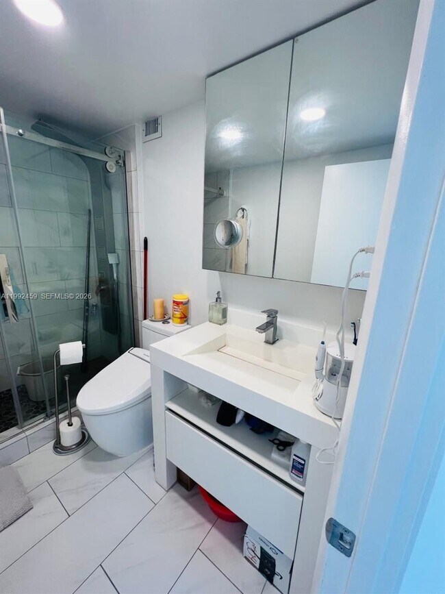 Building Photo - 400 Kings Point Dr