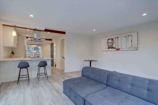 Building Photo - Stunning Remodeled Townhome in North Boulder
