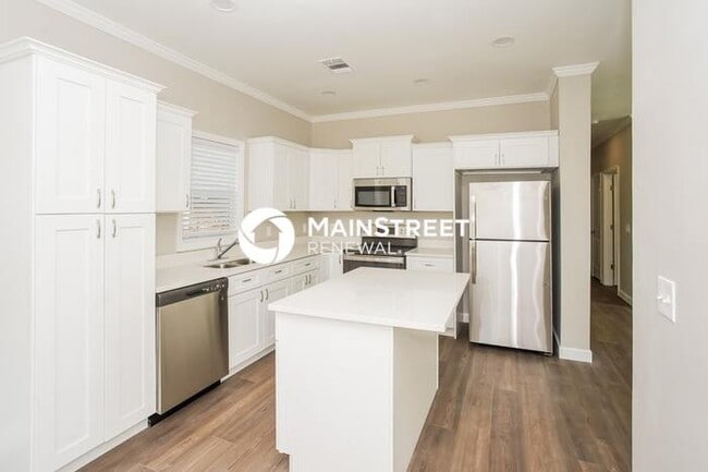 Building Photo - 3 Bedroom Pet-Friendly Home in St. Petersb...