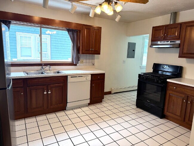 Building Photo - Charming 3-Bedroom Haven in prime Milton neighborhood!