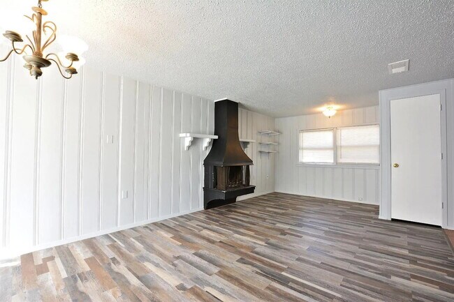 Building Photo - Cute 2/1 with Tons of Space!