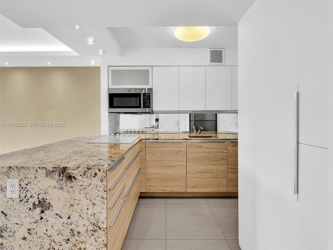 Building Photo - 100 Bayview Dr