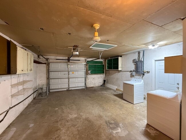 Building Photo - Amazing 3-bedroom, 2-bathroom home on a lake.